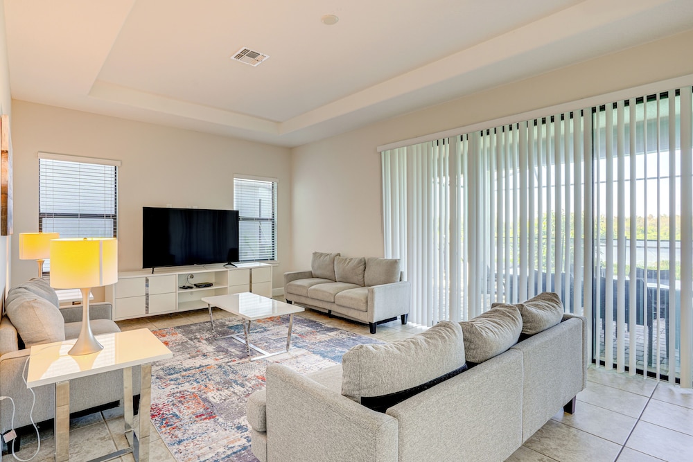 Near Disney & Legoland: Spacious Poolside Oasis!