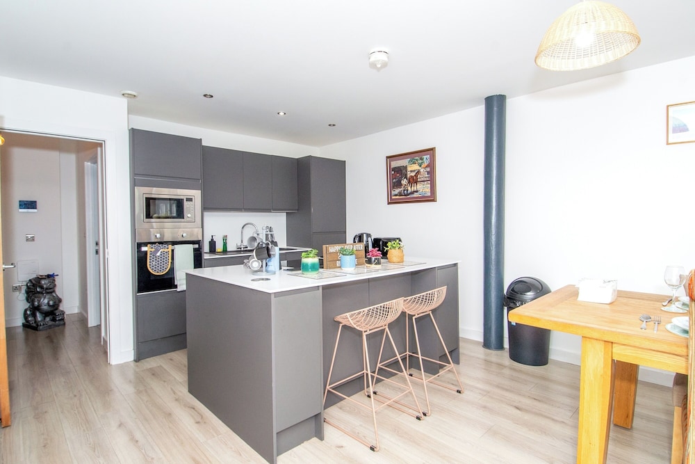 Apartment - Sleeps 4 - Parking - Workspace