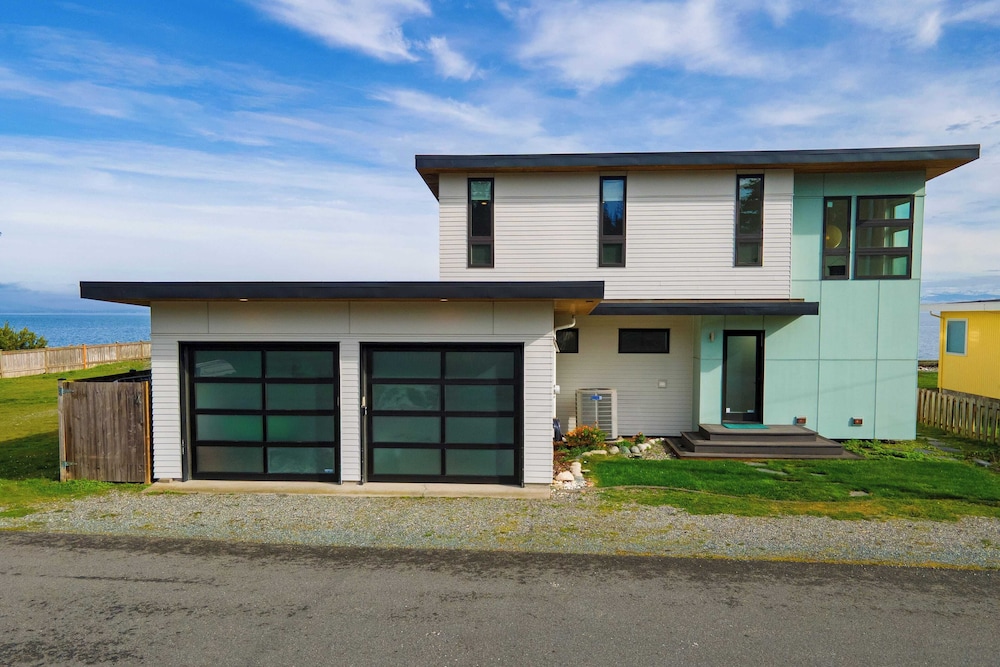 Chic Whidbey Island Waterfront Home w/ Hot Tub, Firepits + Views