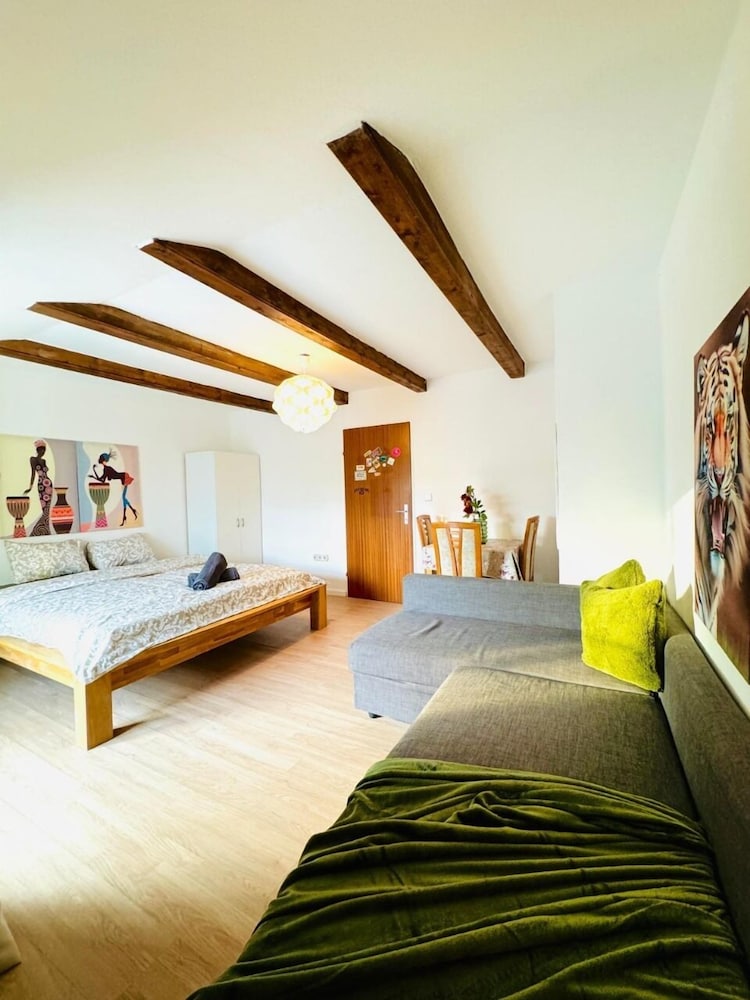 Cozy 7BR Villa Near Blumengarten