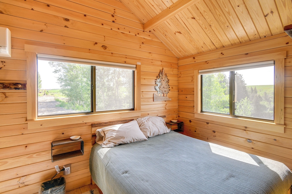 Teton Mtn Views: Peaceful Riverfront Cabin!