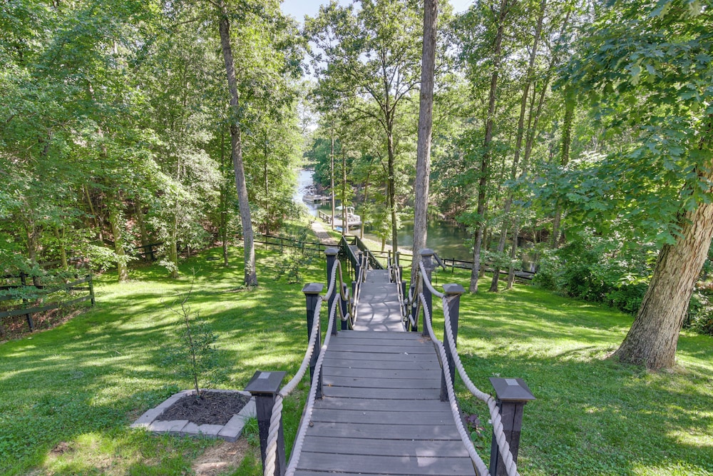 Boat Dock & Movie Theater: Lake Wylie Retreat!