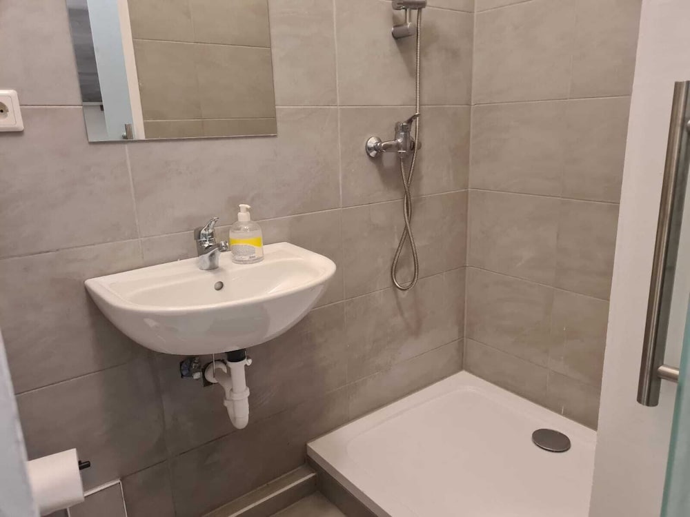 Modern 2BR Apt Near Wiener Stadthalle