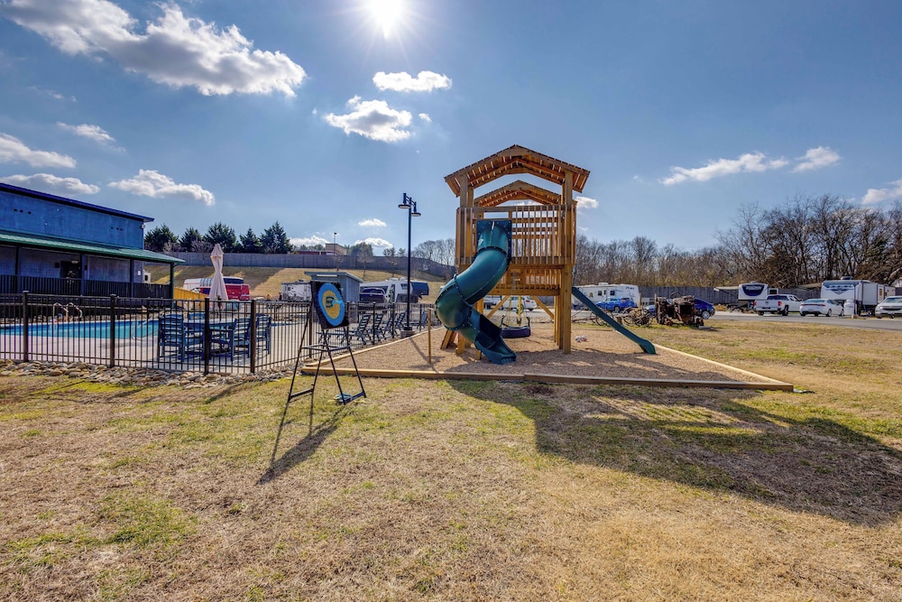 Fire Pit + Pool Access: Cozy Cabin in Sevierville!