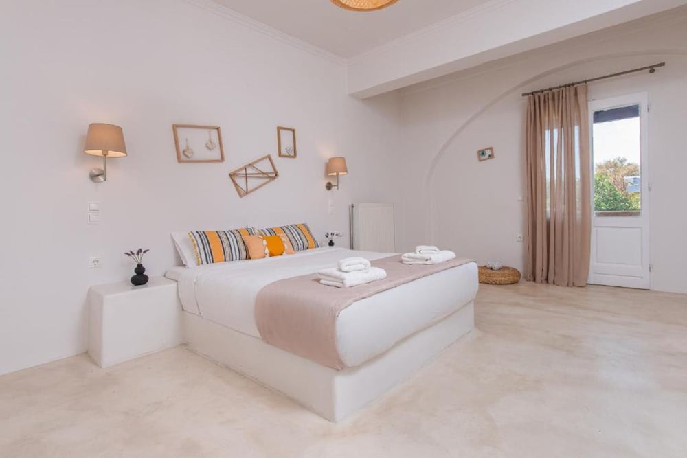 Golden Sunrise Suites - Santorini Lux Family Suite