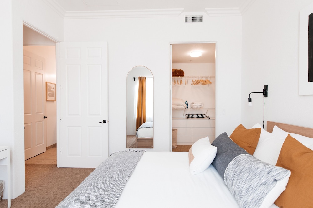 Designer 1 bed 5 min to Old Town Dogs Welcome