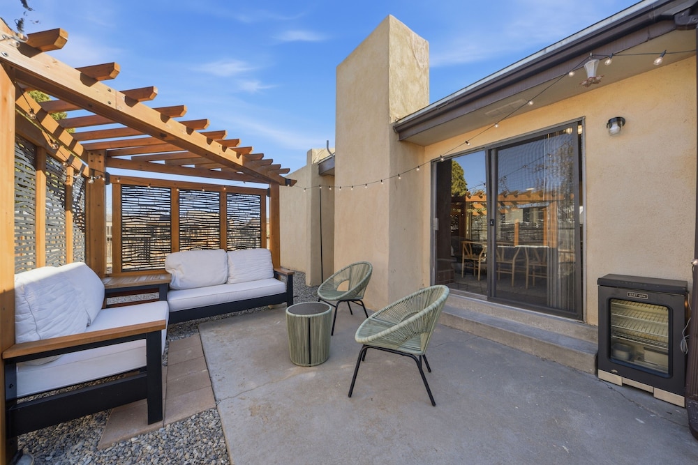 Albuquerque Escape Hot Tub + Atrium 4 Bedroom Home