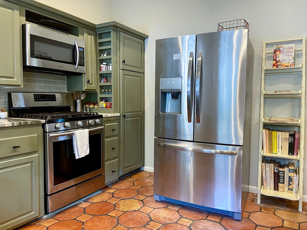 Apt2 Edenbrae - Walkable Southern Gothic Mansion