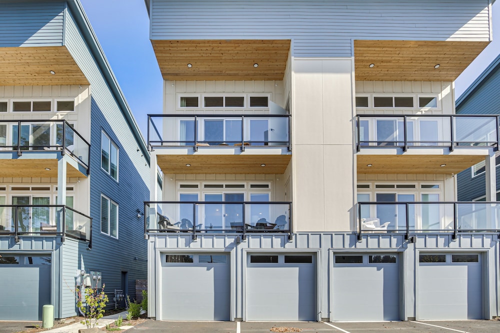 Walk to Beaches: Modern Townhome in Lincoln City!