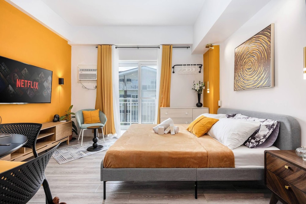 Stylish Condo 3-minutes to Airport, Poolview at Amani Grand Resort Residences