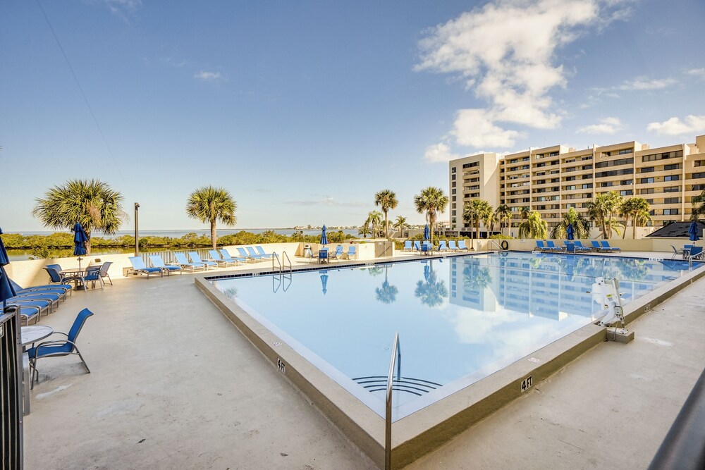 Pool Access & Waterfront Balcony: Hudson Condo!