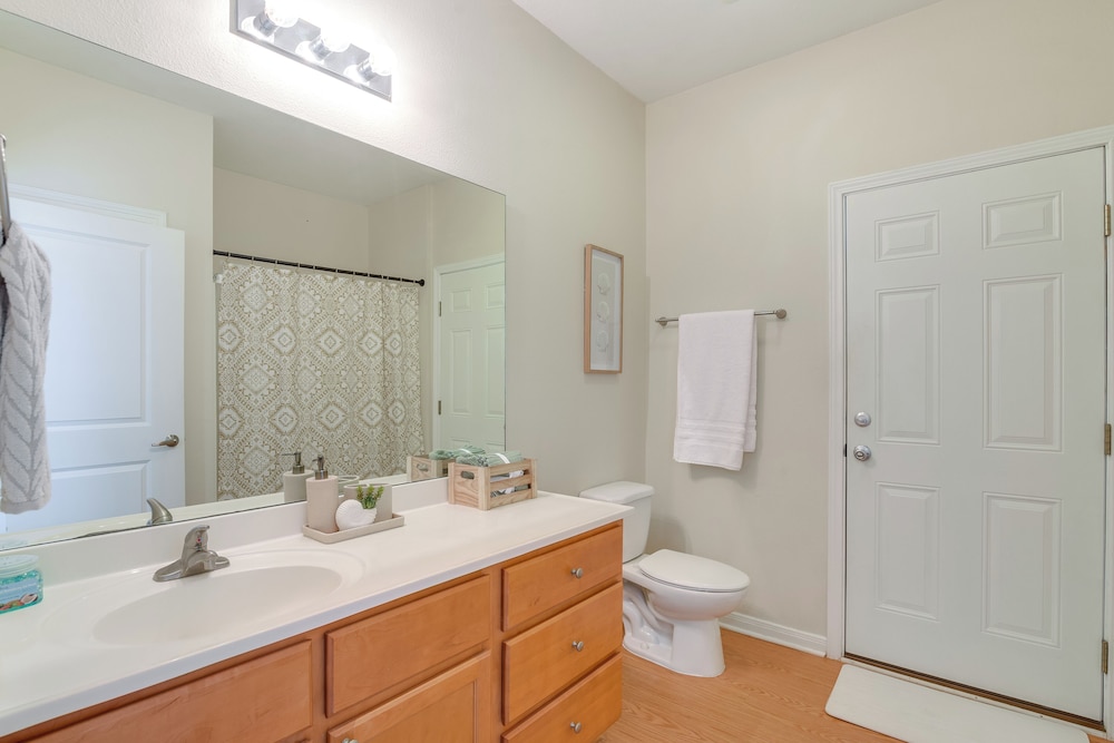 1/2 Mi to Galveston Beach Seawall: Retreat w/ Pool