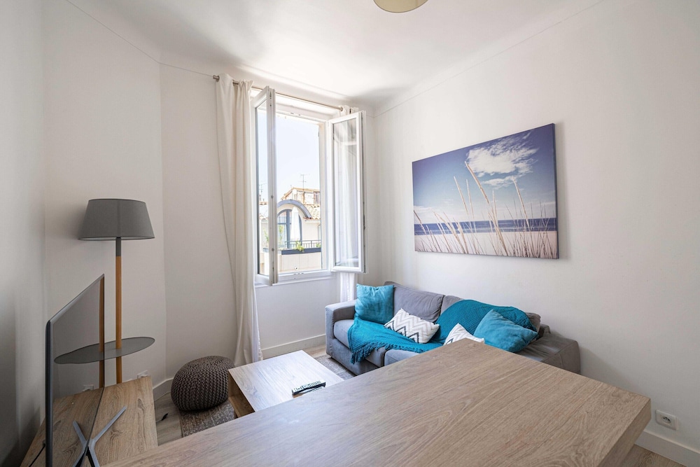 Beautiful Renovated Apartment - Carre D'or - 1br/2p