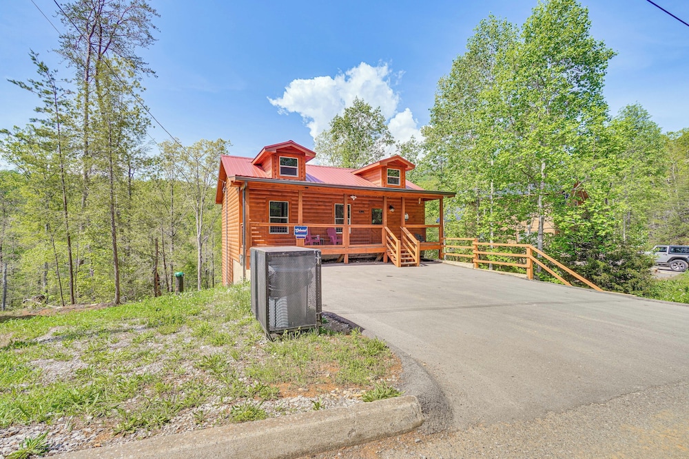 The Sporting Place: 5 Mi to Pigeon Forge Pkwy