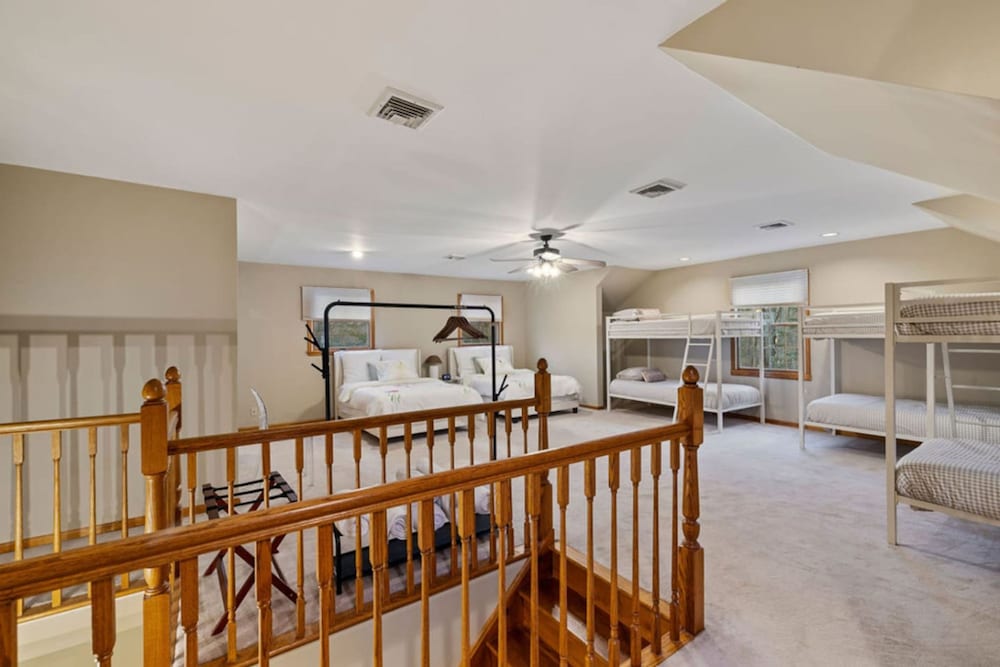 Peaceful Mini Mansion Sleeps 18