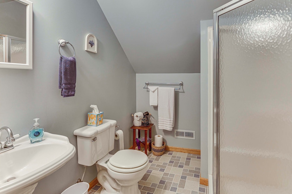 2 Mi to Woodbury Wildlife Area: Cozy Farmhouse!