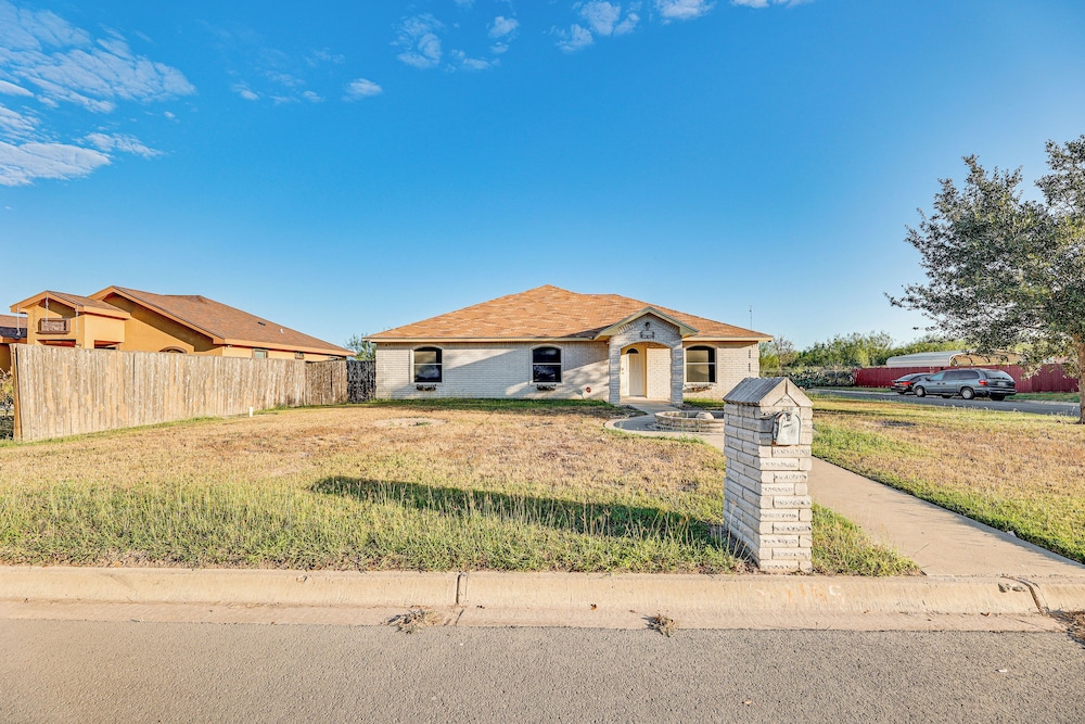 Convenient, Spacious & Peaceful: Home in Edinburg!