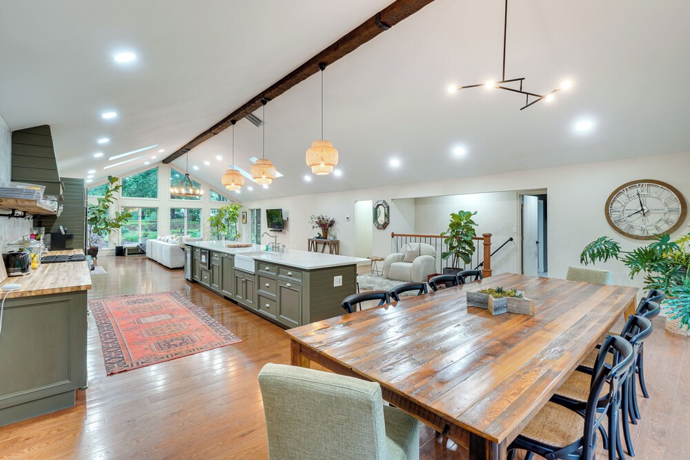 Hot Tub & Theater Room: Getaway in Falling Waters