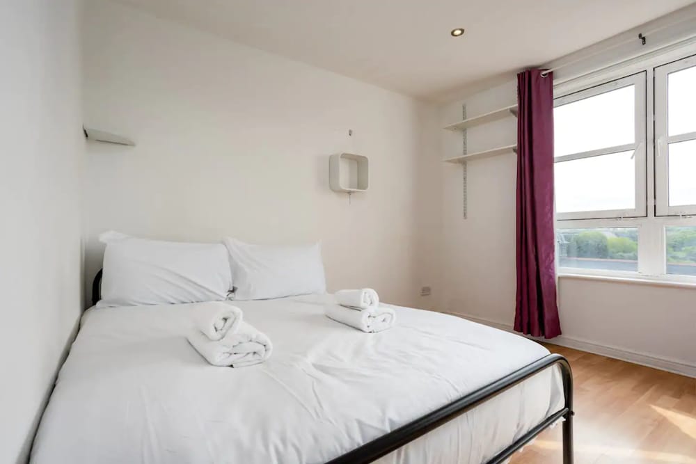 Stylish 2 Bedroom Apartment Near the City Centre view 3