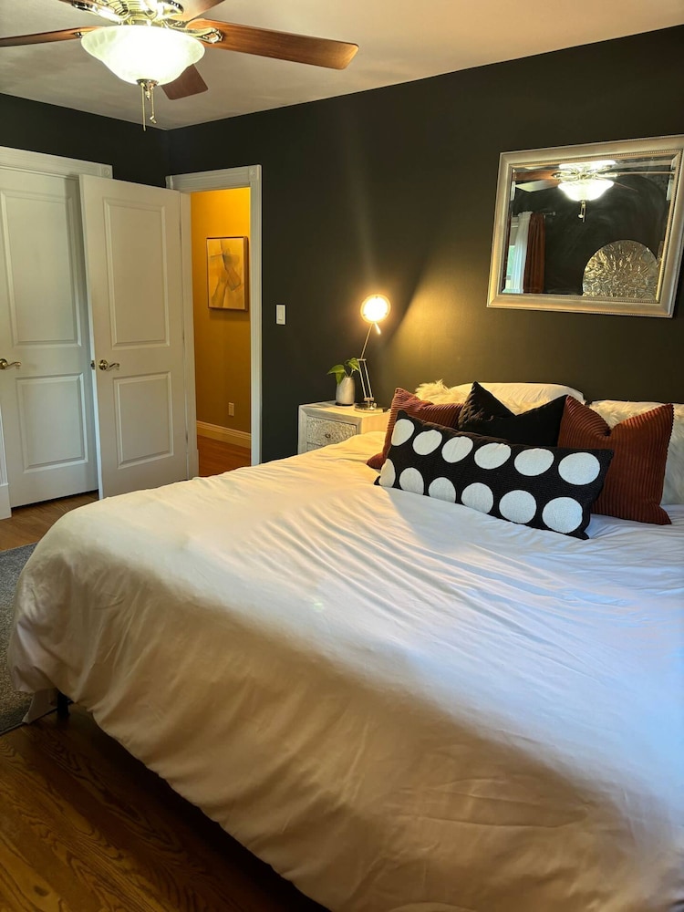 Luxury Modern Stay - 2000 Sqft