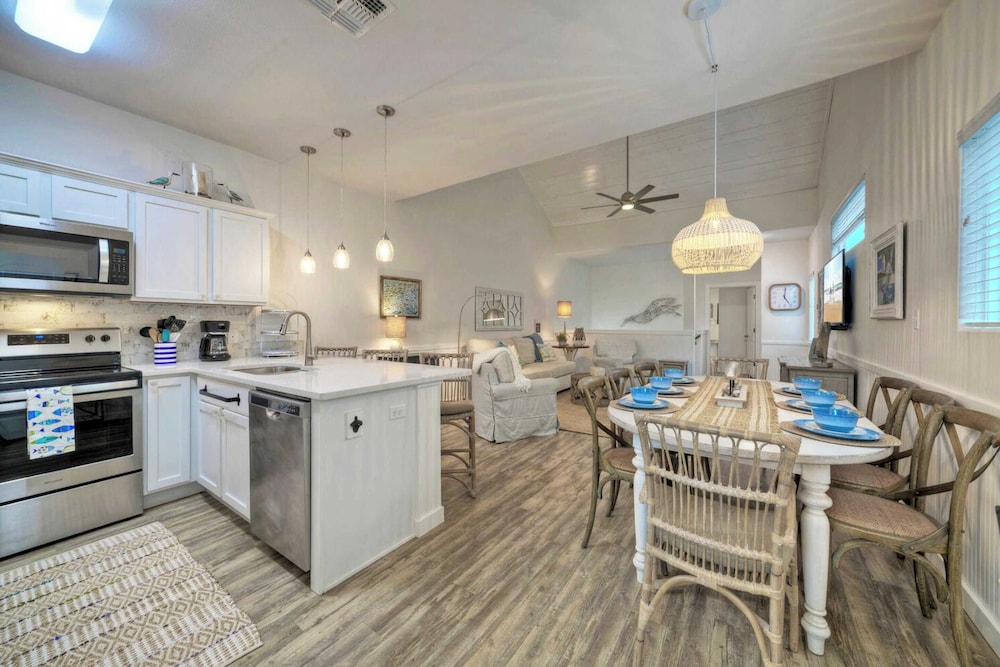 Sleeps 29, 3 Homes Beachside Resort Pool, Walk to the Beach