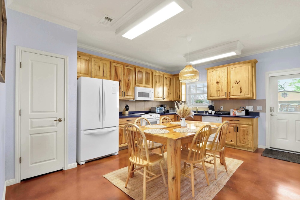 Amazing Lakefront Escape - A Stunner For Sleeps 14
