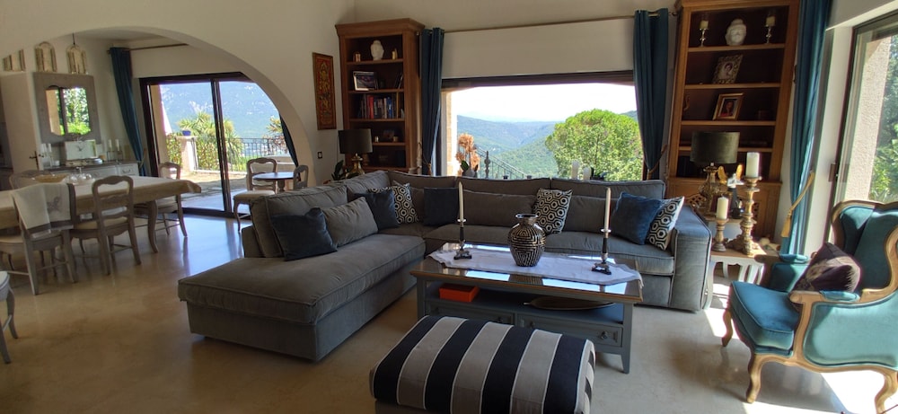 Loup Castel Boutique Hotel B&B view 2