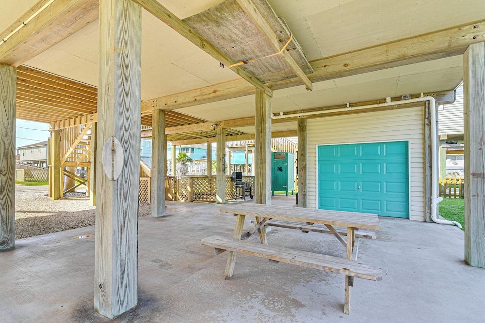 1 Block to Surfside Beach: Home w/ Gulf Views!