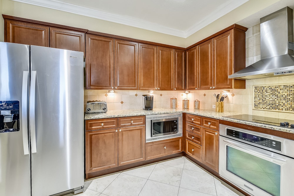 Grand Panama Beach Resort by Book That Condo