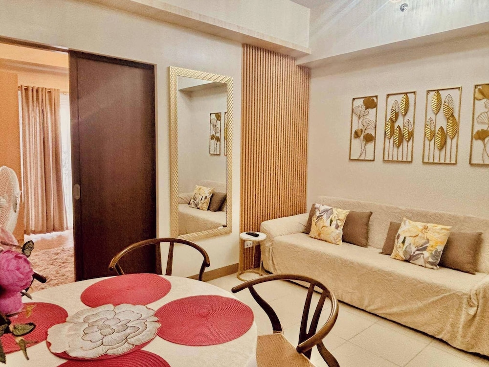 Cozy 1-bedroom Retreat in Iloilo City With City Views