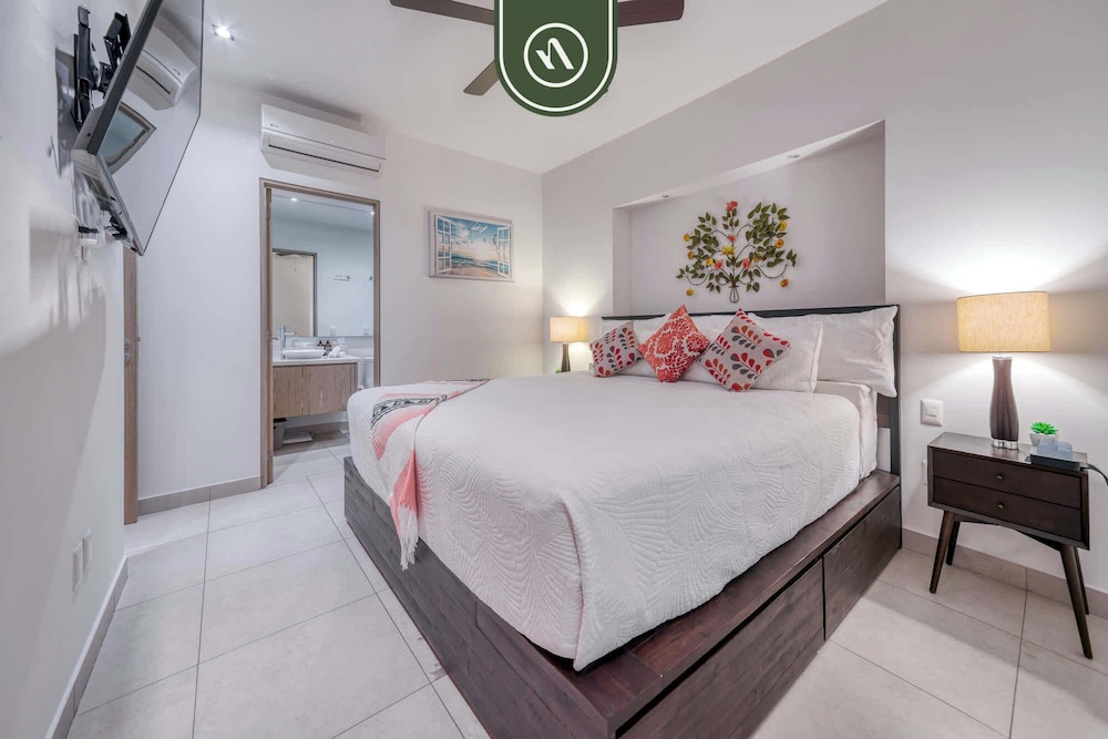 Amazing 1 BR Condo - Zona Romantica - Rooftop Pool