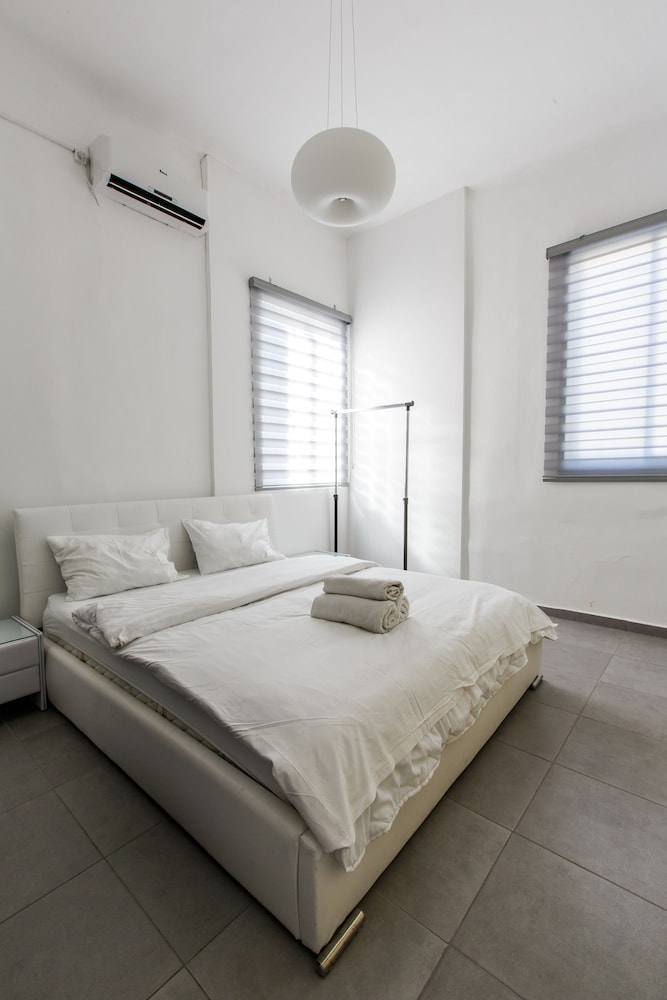 The Sea Apartments Tel Aviv by different locations