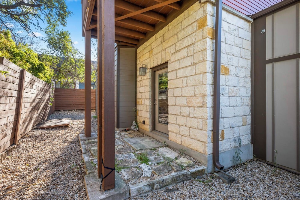 Chic & Homey 3BR Close to Downtown view 4