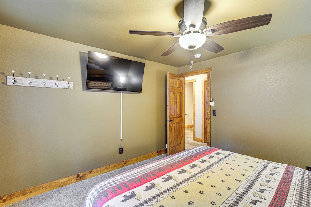 5 Mi to Terry Peak: Spacious Lead Cabin w/ Hot Tub