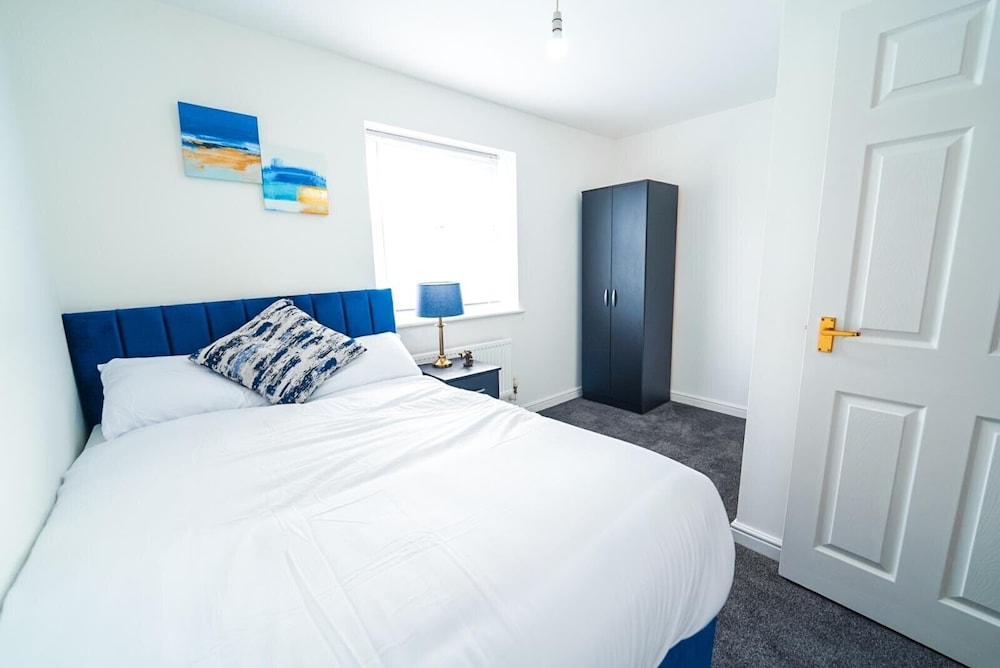 4 Bed House - Sleeps 8 - Garden - Parking - Wifi