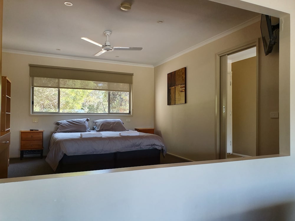 Waterfront Retreat At Wattle Point