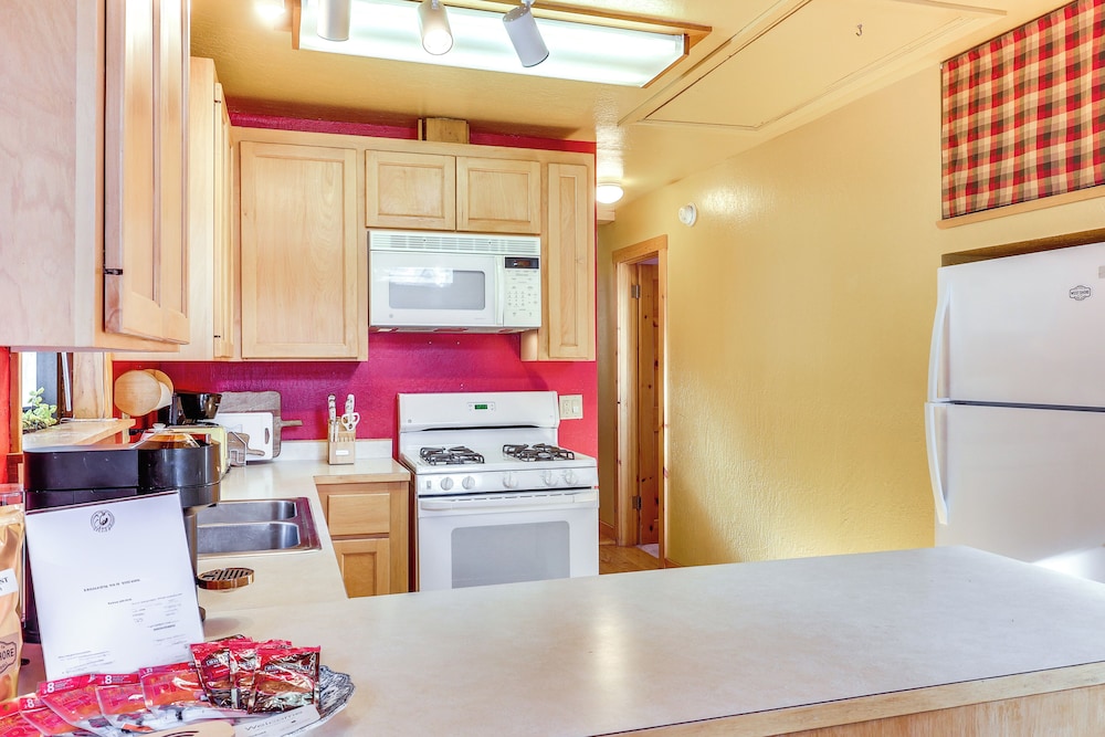 < 2 Blocks to Lake Tahoe: Family Home Near Skiing