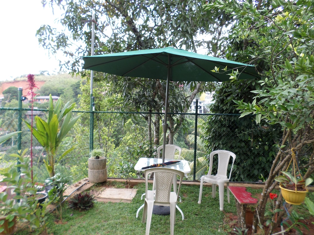 Moon Hills Hotel