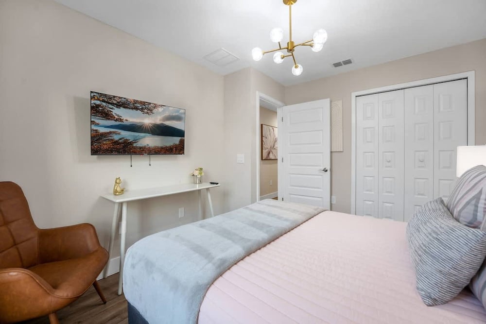 New Listing - Modern Decor 4 BR Townhouse