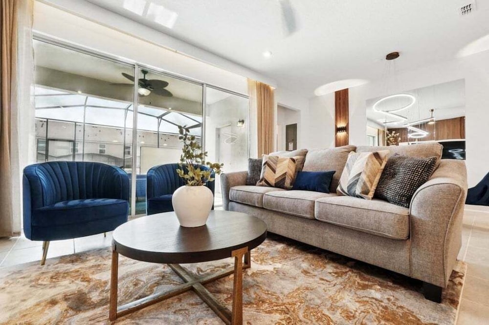 Beautiful Chic Radiance Home With Pool 5 Bedroom Townhouse