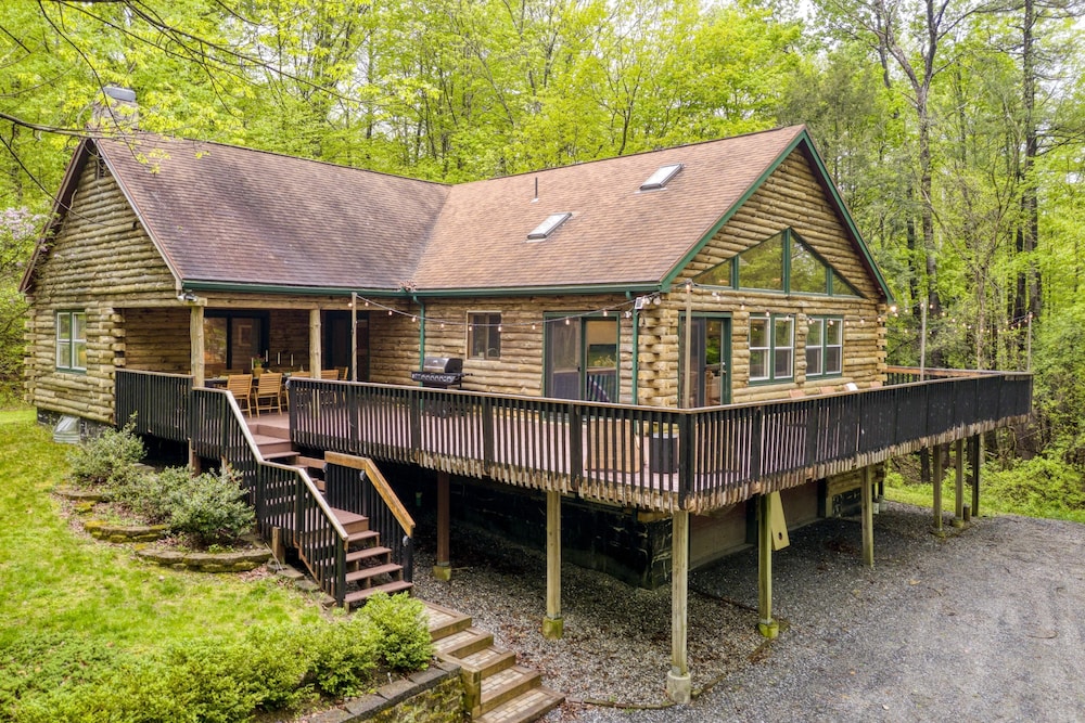 Half Moon by Avantstay 4BR Cabin w/ Large Deck & Yard w/ Patio & Outdoor Dining view 3