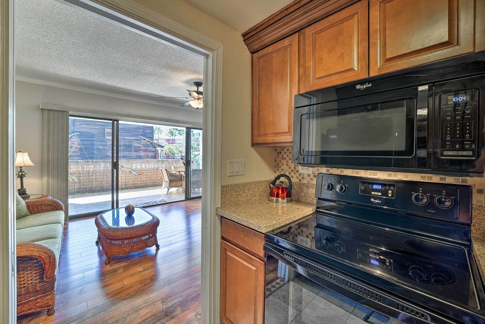 Downtown Air Conditioned Condo: Walk to Beaches