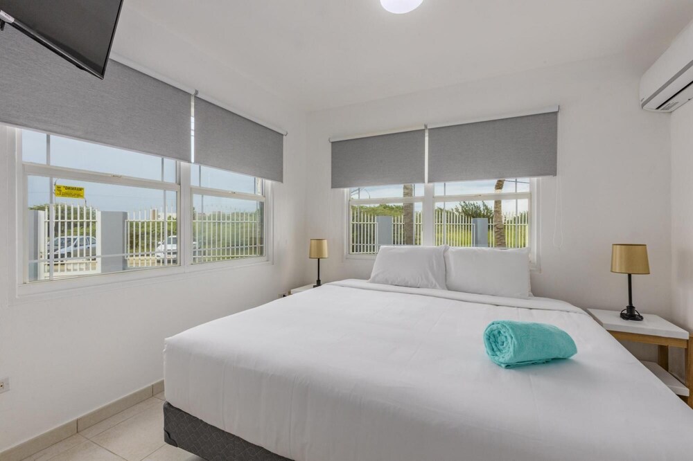 4BR 4BA Villa w Private Pool Eagle Palm Beach