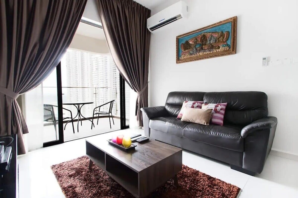 High-floor 2BR Suite, Water Views, Free Parking