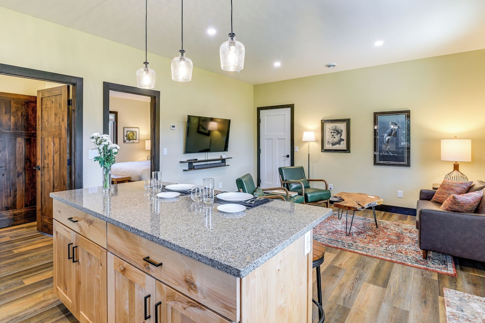 2 Mi to Dtwn Palmer: Custom Valley Home w/ Garage