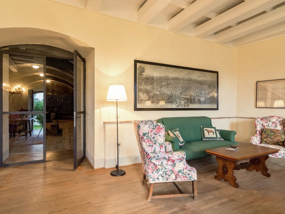 Villa in Rome With Pool & Garden photo 2