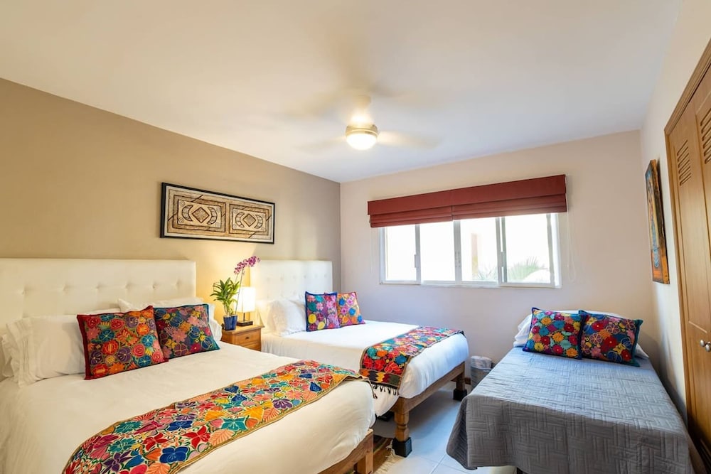 Sleeps 6 Views Beach 1 Block