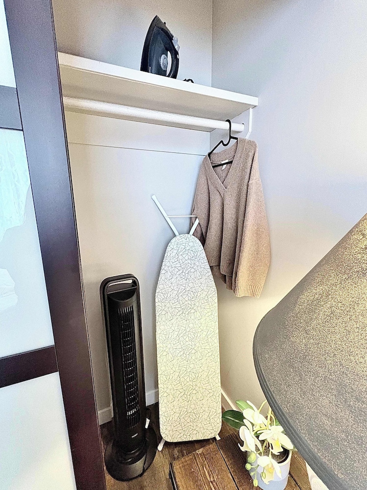 Stylish Downtown Condo near Rogers Place | Parking, Gym, Balcony & Kitchen