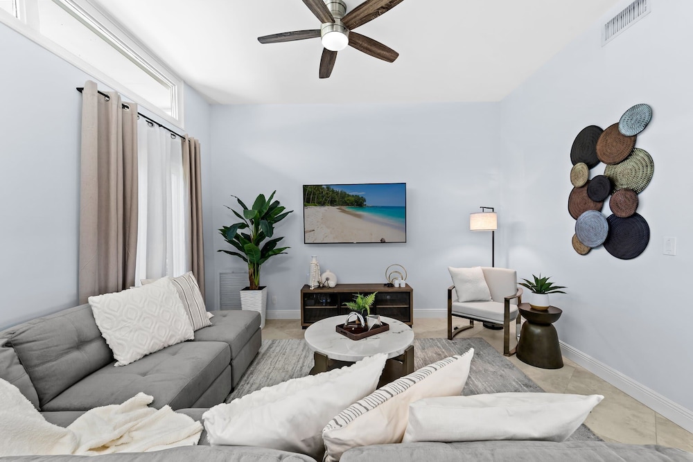 4BR Intracoastal Retreat With Pool, Games & More!