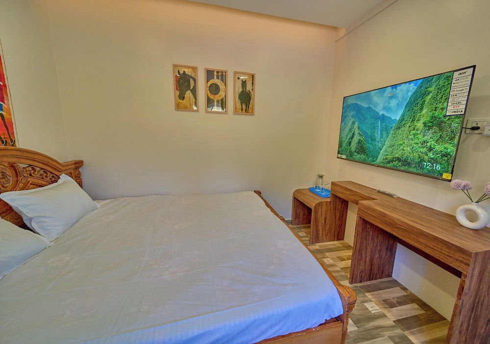 Vihani's Western Clouds by VOYE HOMES